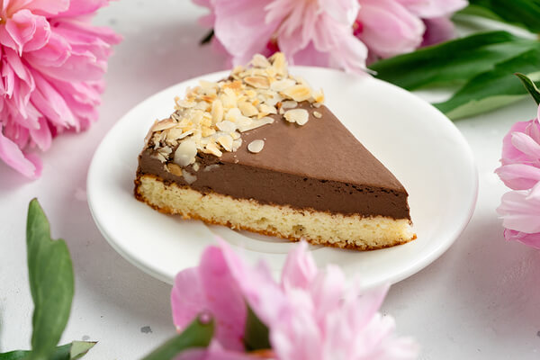 Sugar-, gluten- and lactose-free chocolate almond keto cake